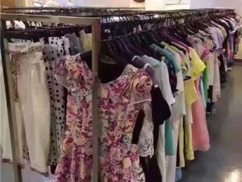 北京服裝鞋帽箱包外貿(mào)尾貨批發(fā)倉儲基地 常年庫存超100萬件